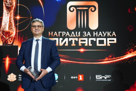 Чл.-кор. проф. д-р Славчо Томов е носител на националната награда „Питагор“ за у...